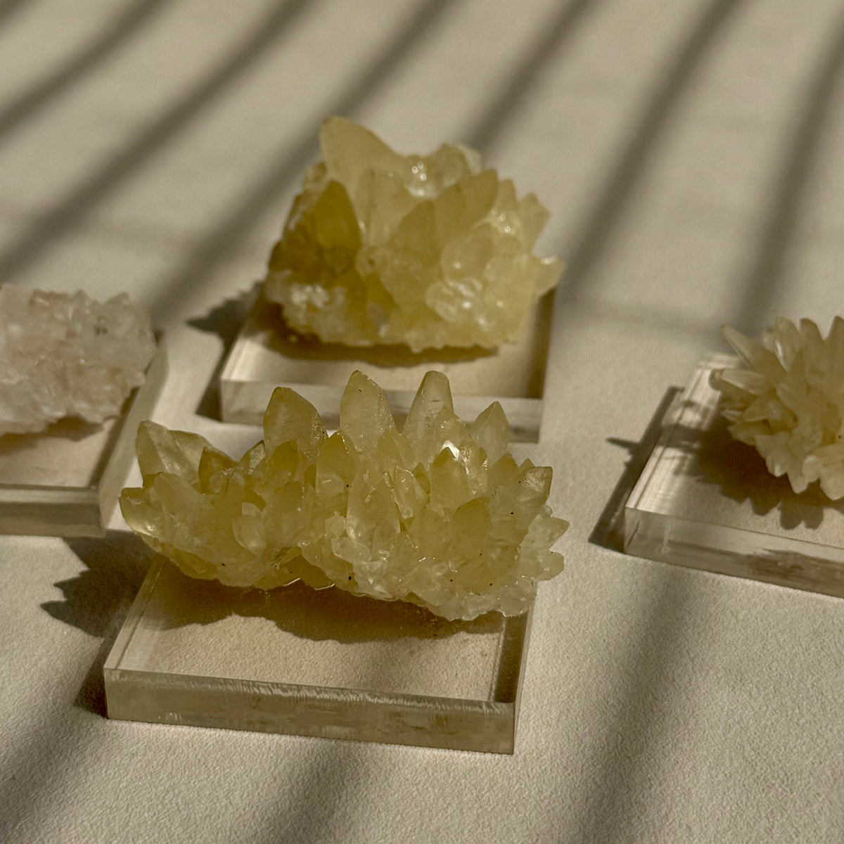 Starburst Calcit auf Sockel