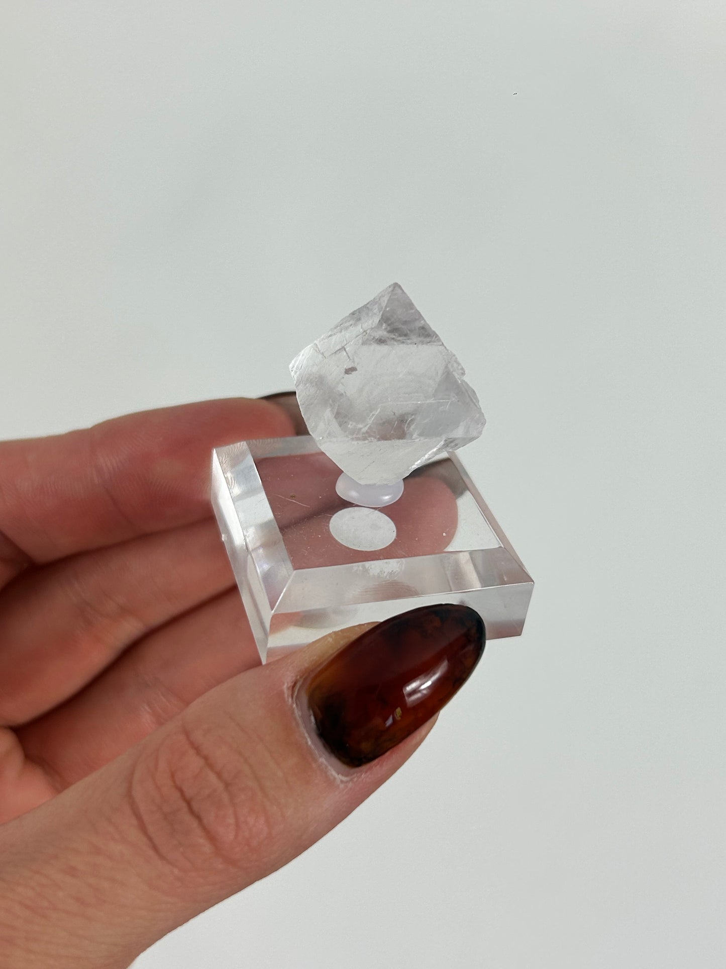 Fluorit Spaltoktaeder auf Sockel