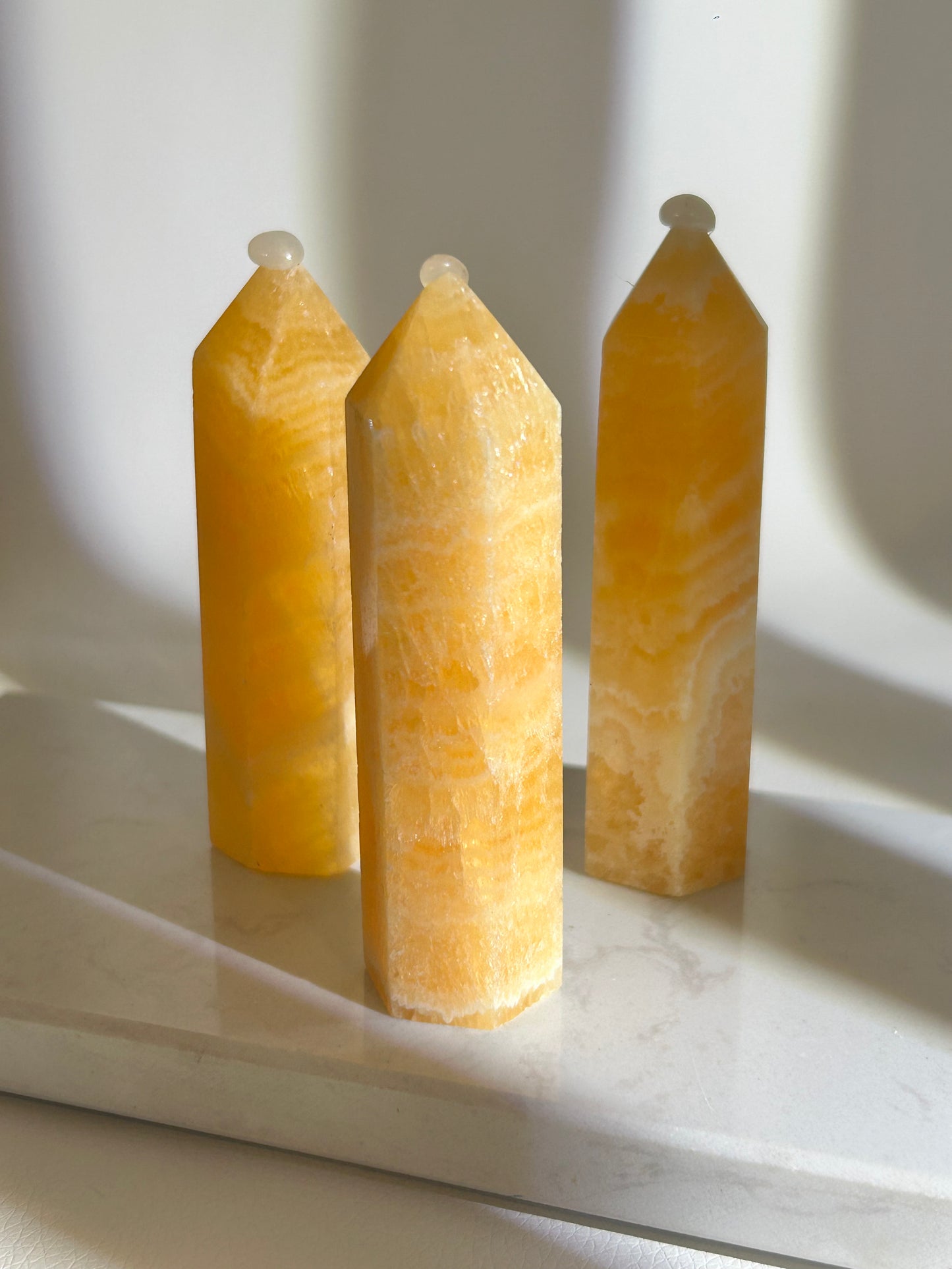 Orangencalcit Turm