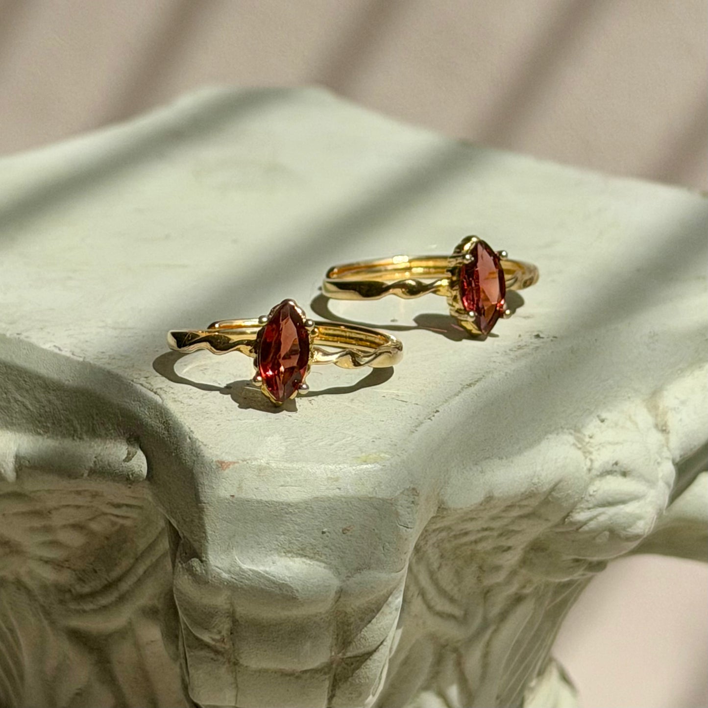 Erytheia Ring - Granat - 925 Silber Vergoldet
