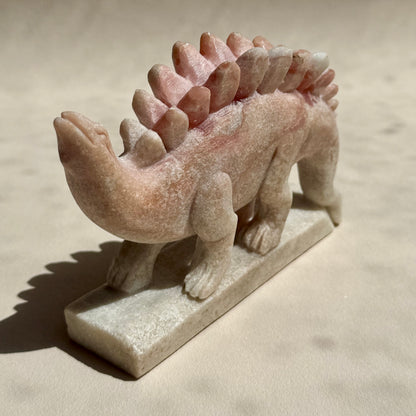 Stegosaurus aus pinkem Opal - Handgeschnitzt