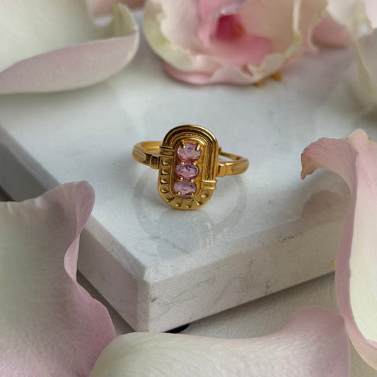 Aphrodite’s Sovereign – Pinker Saphir Ring