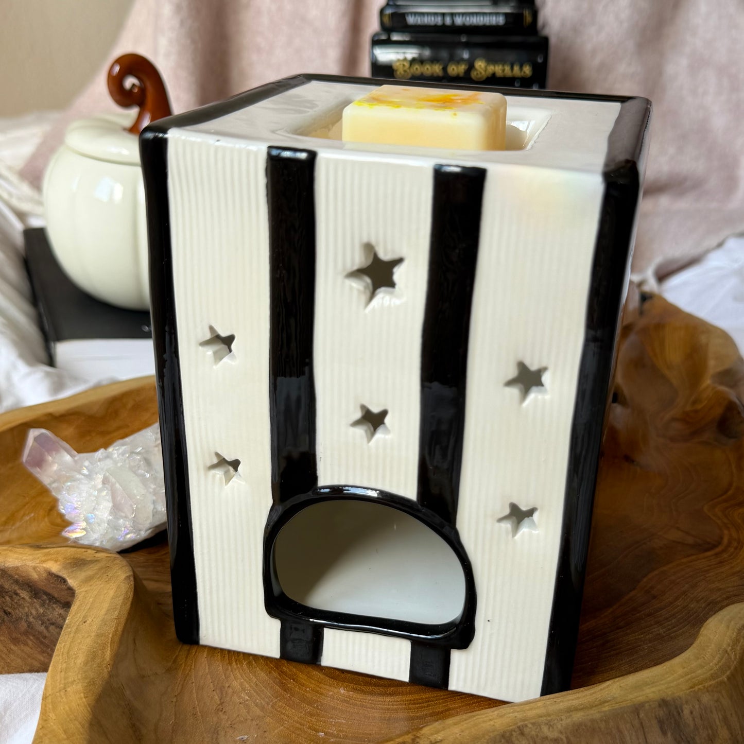 Dark Remedies Book Stack Duftlampe