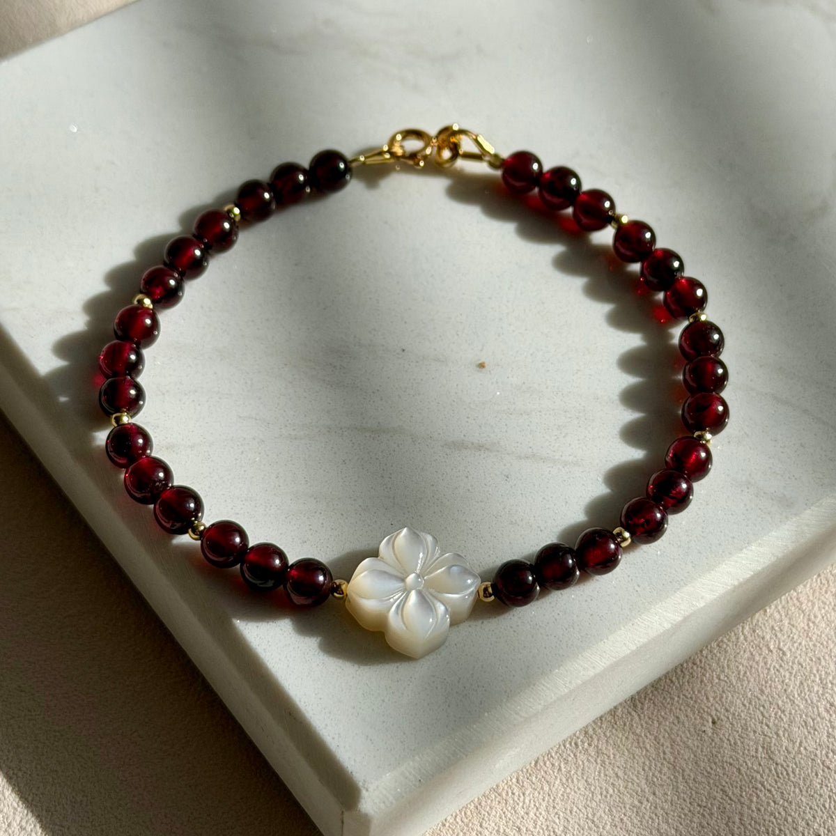 RHODE Armband – Granat & Perlmutt Blume - 925 Silber