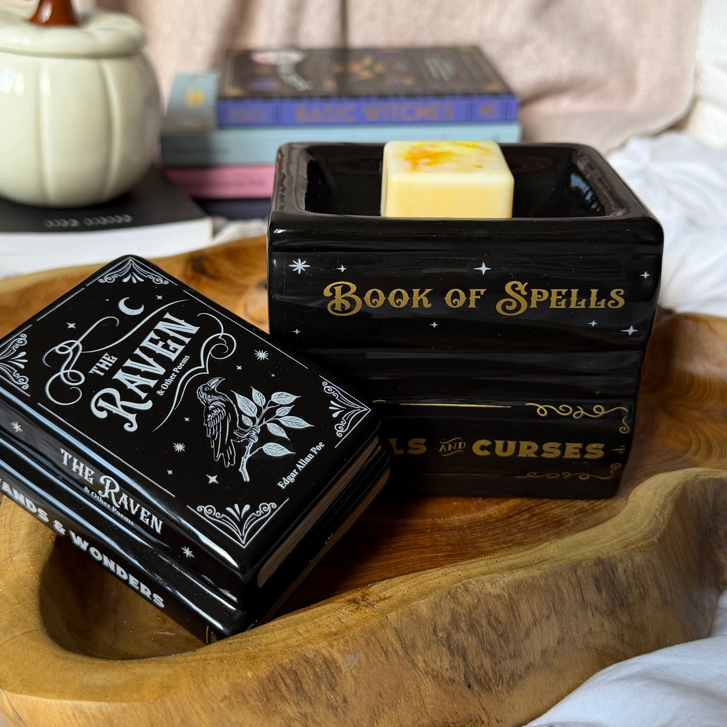 Witchy Book Stack Duftlampe