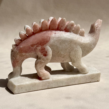Stegosaurus aus pinkem Opal - Handgeschnitzt