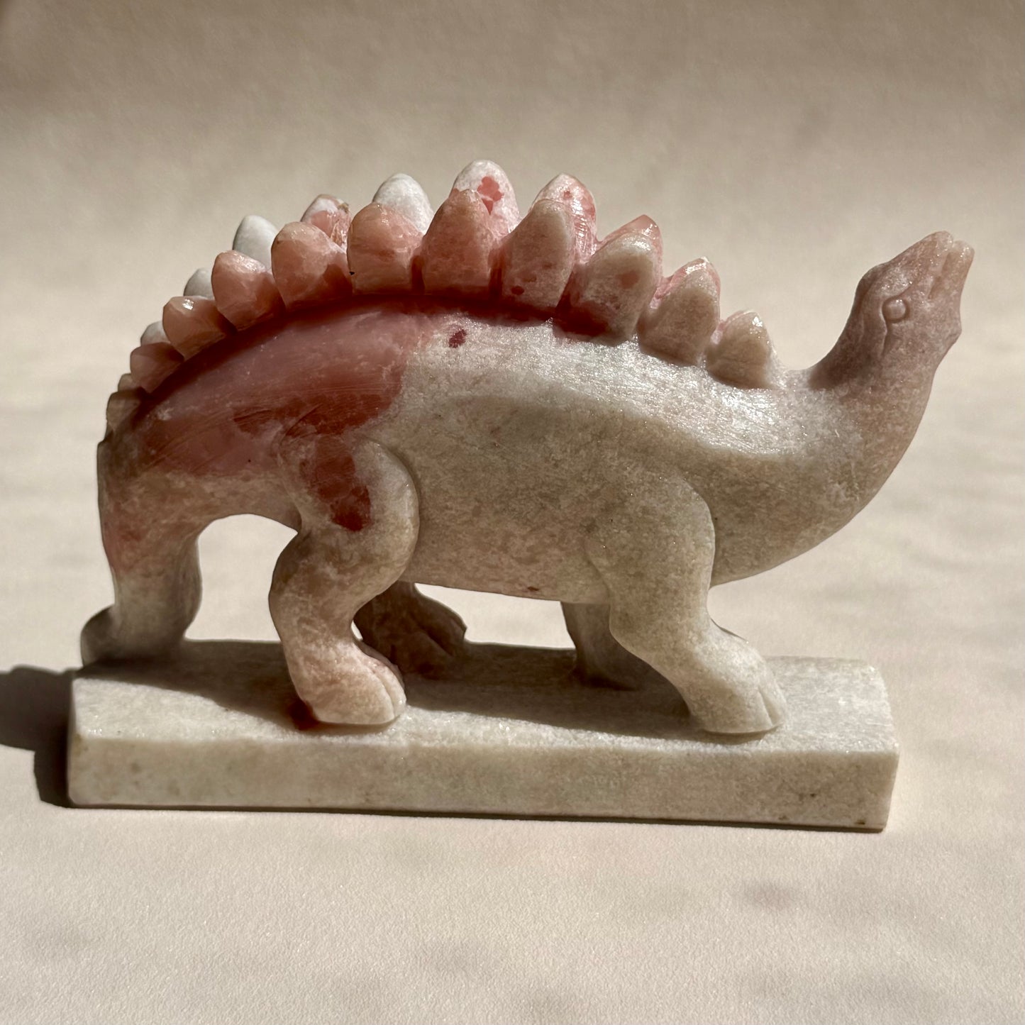 Stegosaurus aus pinkem Opal - Handgeschnitzt