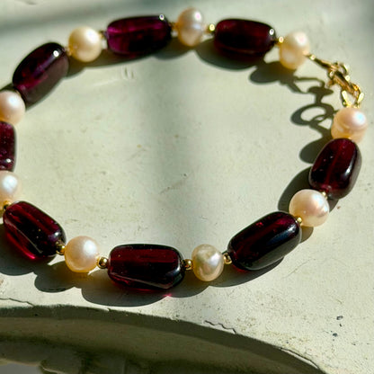 HEKABE Armband – Granat & Süßwasserperle - 925 Silber -