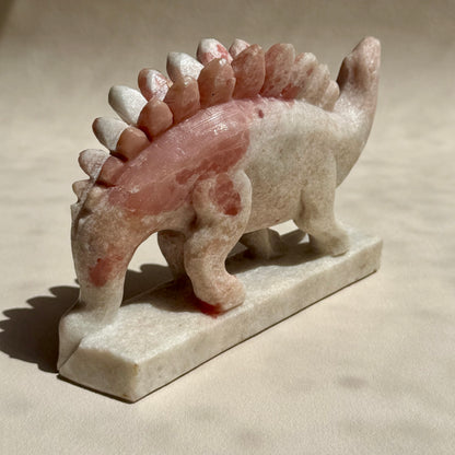 Stegosaurus aus pinkem Opal - Handgeschnitzt