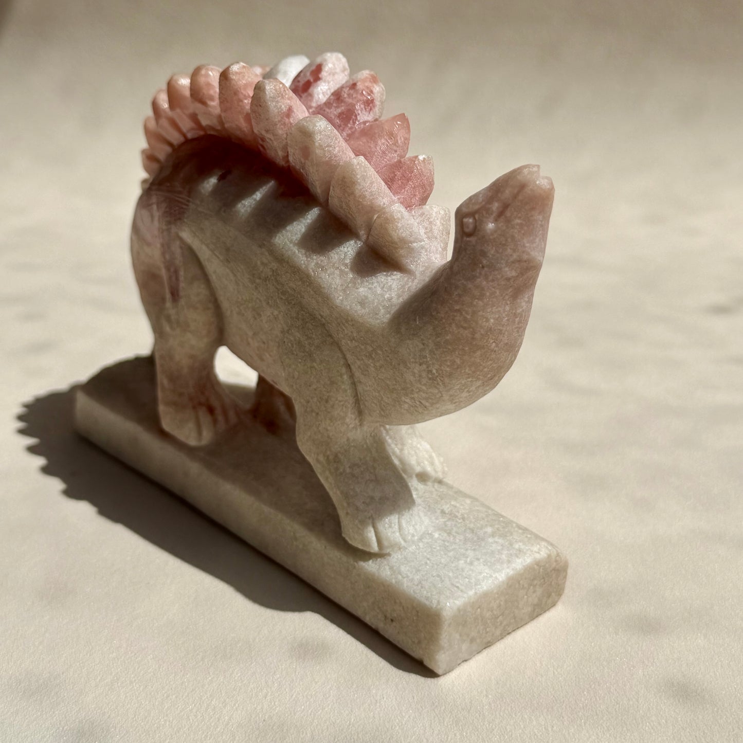 Stegosaurus aus pinkem Opal - Handgeschnitzt