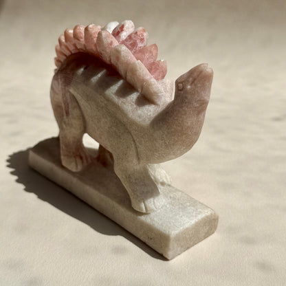 Stegosaurus aus pinkem Opal - Handgeschnitzt