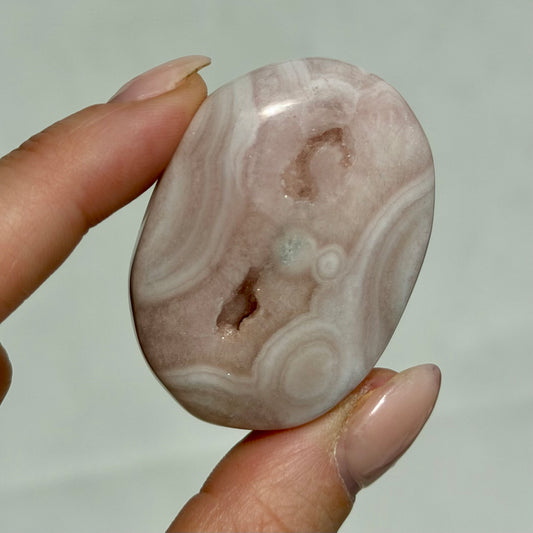 HQ Blumenachat X Amethyst Palmstone IV