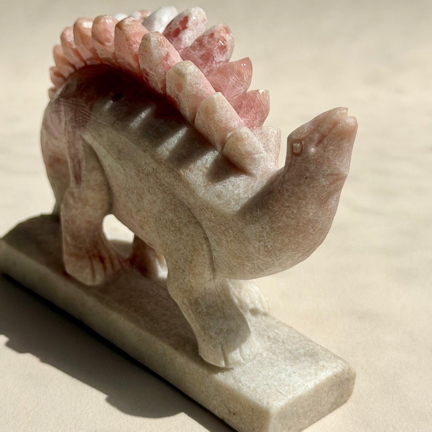 Stegosaurus aus pinkem Opal - Handgeschnitzt