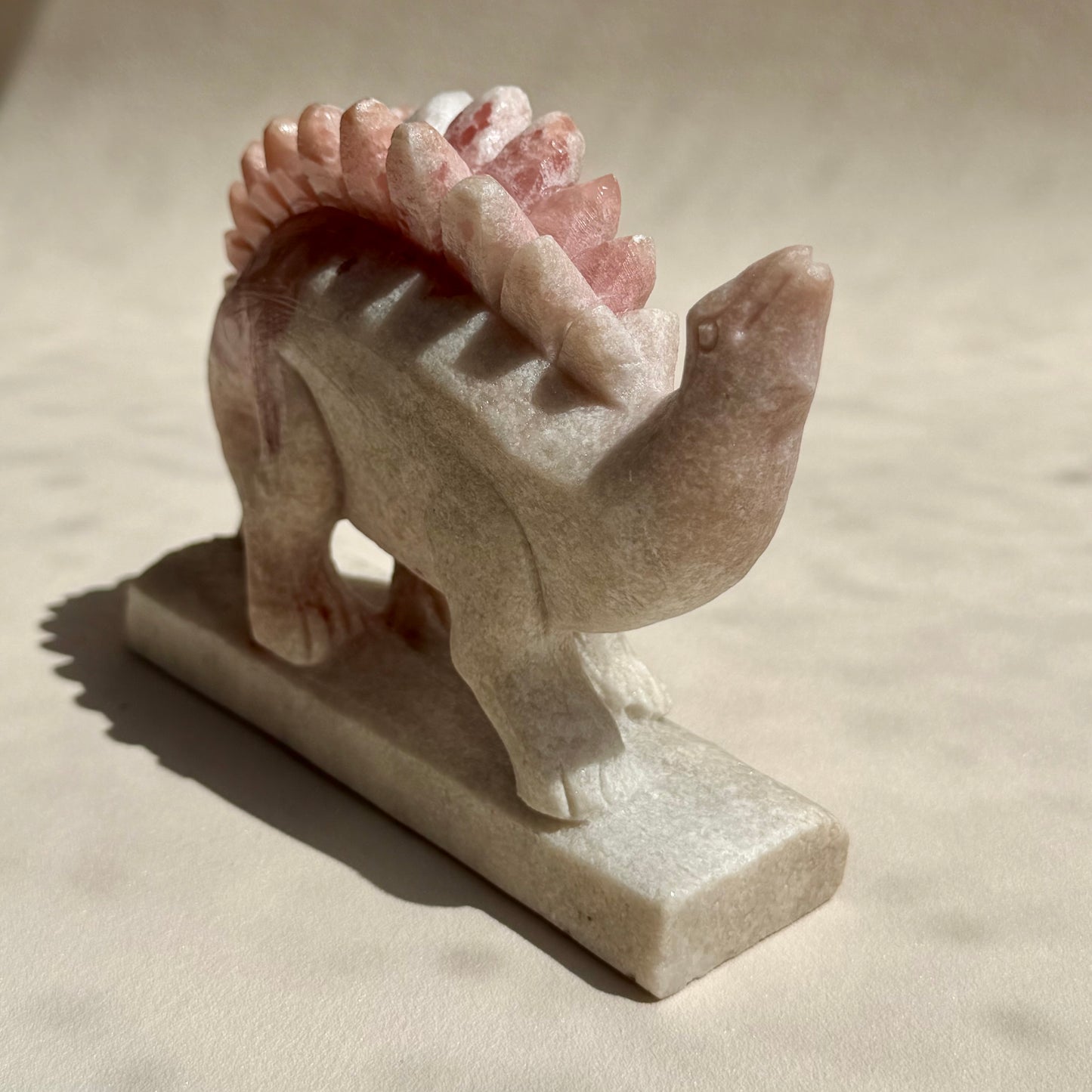 Stegosaurus aus pinkem Opal - Handgeschnitzt