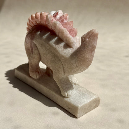 Stegosaurus aus pinkem Opal - Handgeschnitzt