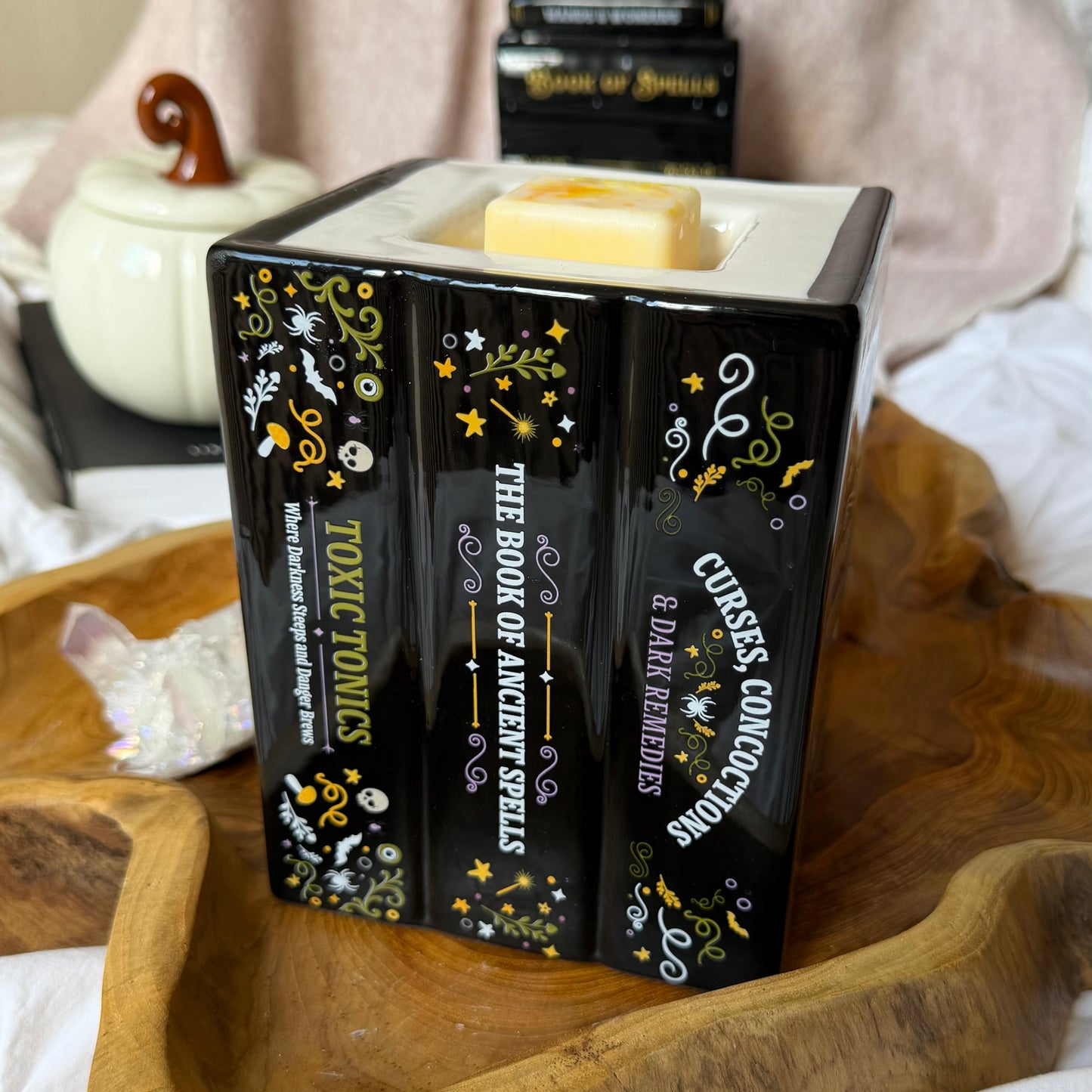 Dark Remedies Book Stack Duftlampe