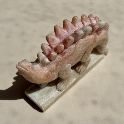 Stegosaurus aus pinkem Opal - Handgeschnitzt