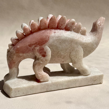 Stegosaurus aus pinkem Opal - Handgeschnitzt
