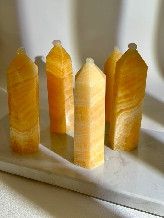 Orangencalcit Turm