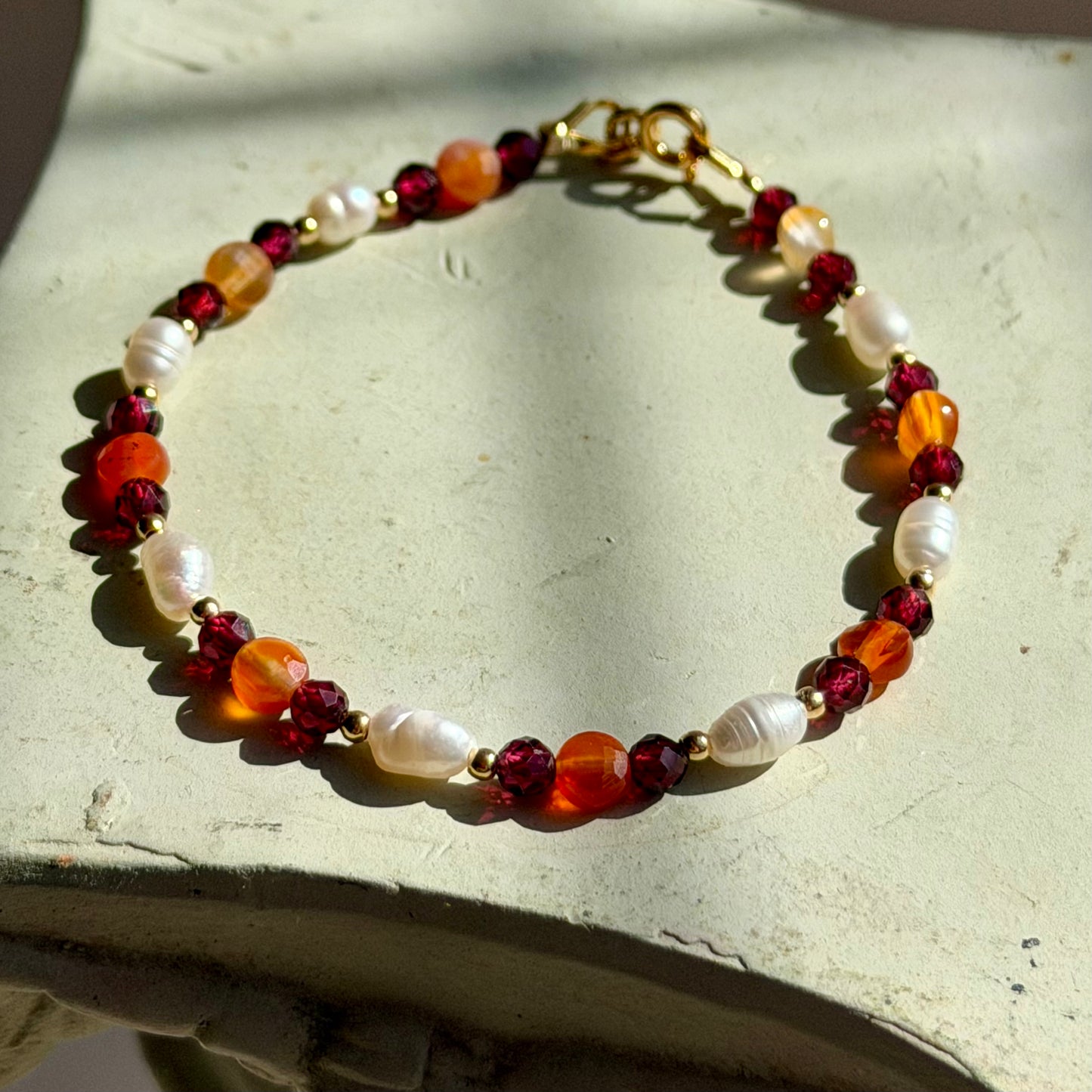 EIONE Armband – Granat, Karneol & Süßwasserperle - 925 Silber