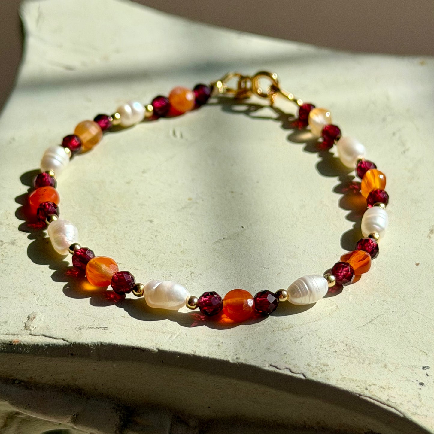 EIONE Armband – Granat, Karneol & Süßwasserperle - 925 Silber