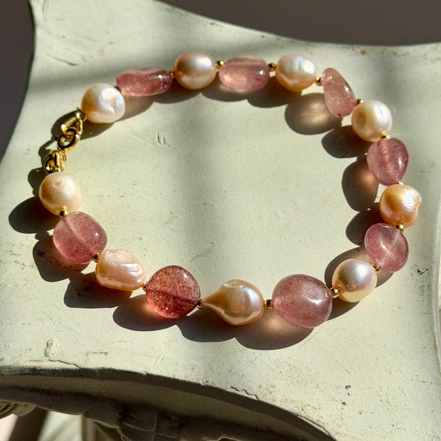 THALIE Armband – Erdbeerquarz & Süßwasserperle - 925 Silber