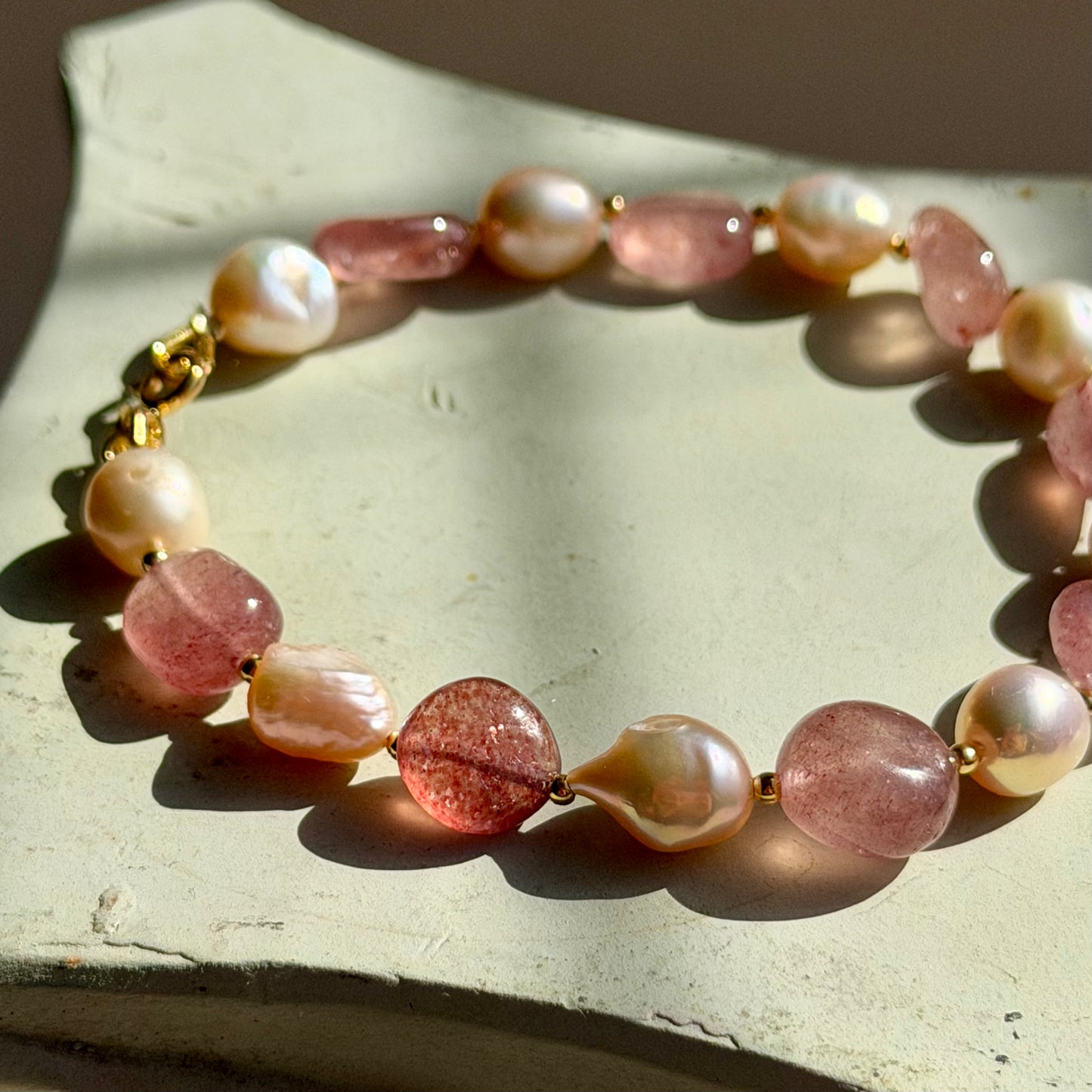 THALIE Armband – Erdbeerquarz & Süßwasserperle - 925 Silber