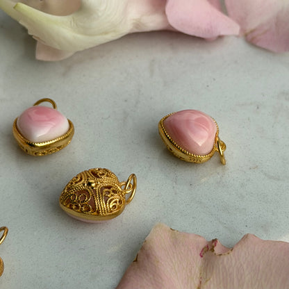 Aphrodite’s Devotion – Pink Queen Conch Anhänger