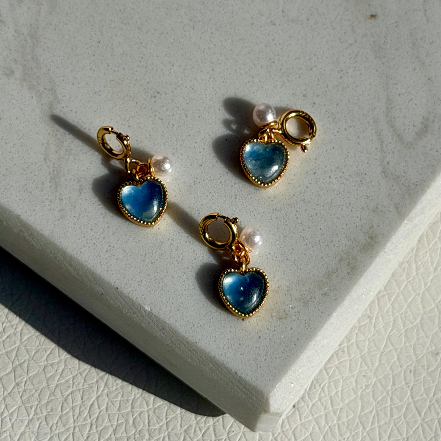 Hestia’s Gentle Heart – Aquamarin Herz-Charm | 925 Silber vergoldet