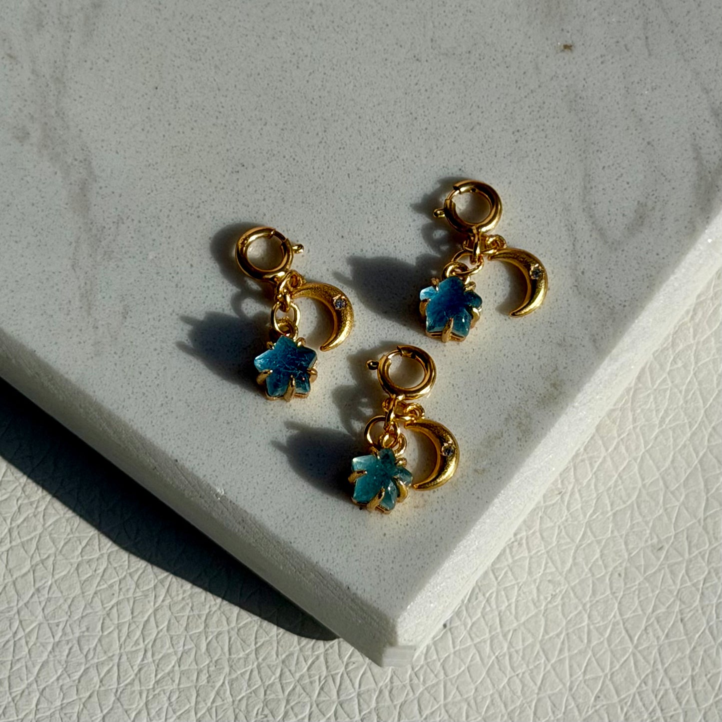 Hestia’s Moonlight Hearth – Aquamarin Charm | 925 Silber vergoldet