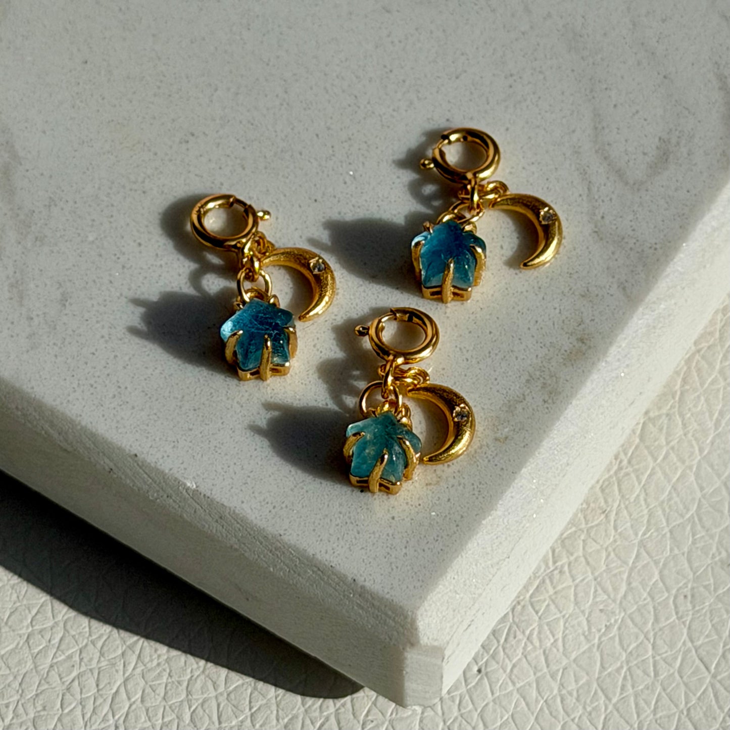 Hestia’s Moonlight Hearth – Aquamarin Charm | 925 Silber vergoldet