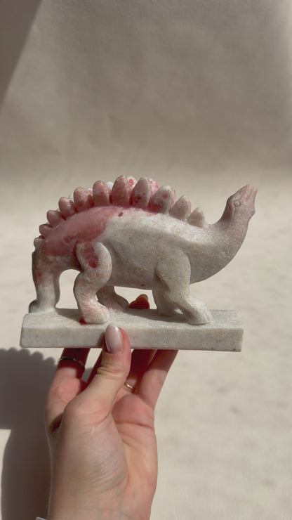 Stegosaurus aus pinkem Opal - Handgeschnitzt