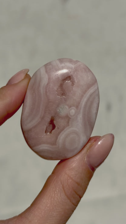 HQ Blumenachat X Amethyst Palmstone IV